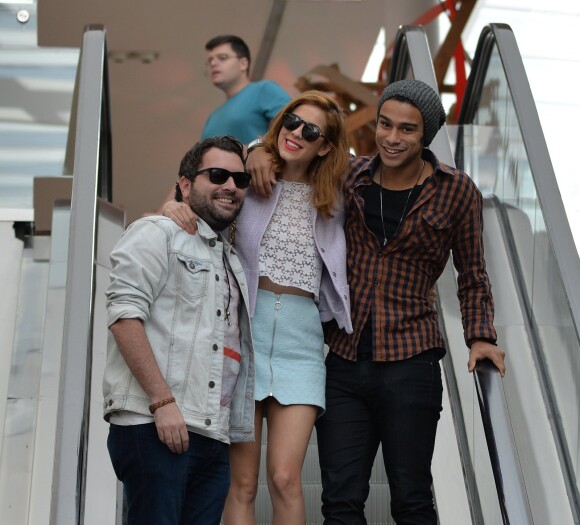 Sophia Abrahão, Sergio Malheiros e o assessor de impresa posam para fotógrafo em shopping do Rio de Janeiro