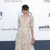 Milla Jovovich apostou nos cabelos presos para o baile beneficente da amfAR, no Festival de Cannes