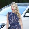 A modelo Petra Nemcova usou um vestido azul com aplicações, no baile beneficente da amfAR, no Festival de Cannes