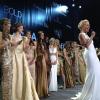Sharon Stone comandou o desfile 'The Ultimate Gold Colletion Fashion Show', que contou com Alessandra Ambrósio e Isabeli Fontana desfilando várias grifes