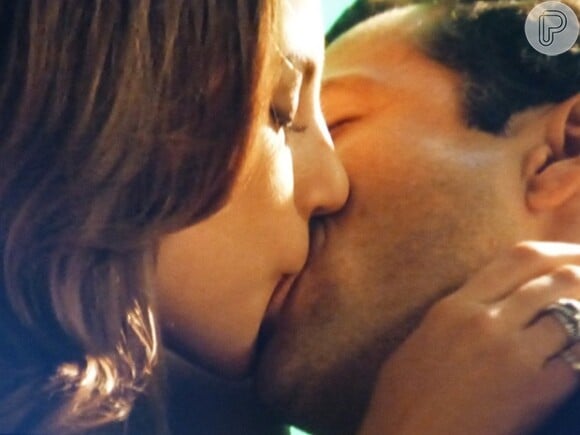 Paloma e Bruno se beijam e vivem noite de amor na novela 'Amor à Vida'