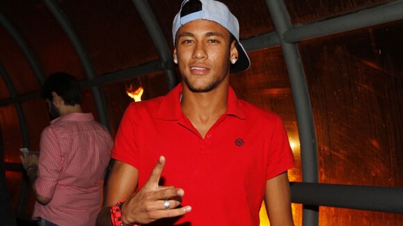 Neymar é vendido pelo Santos: o namorado de Bruna Marquezine analisa 2 propostas