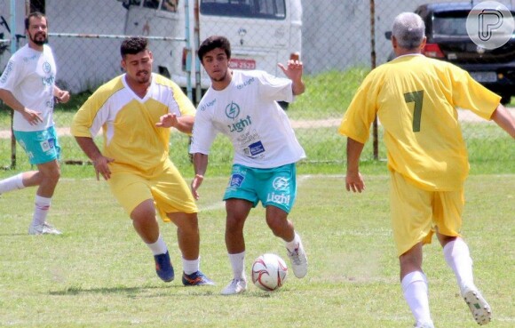 Felipe Simas chuta a bola