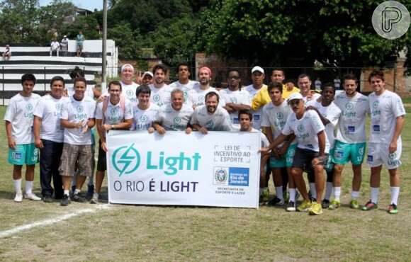 O time dos artistas no projeto 'Light Futebol Show' posa junto
