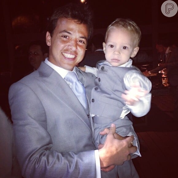 David Lucca, filho de Neymar, posa no colo do jogador Bruno Agnello no casamento de Ganso