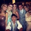 Neymar curtiu o casamento de Ganso sem a companhia de Bruna Marquezine, que desfilava em um evento em Brasília no mesmo dia. Na imagem, ele aparece com a irmã, Rafaella, e com o jogador Bruno Agnello