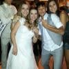 Neymar posa ao lado da noiva e amigas em um registro do casamento. ganso aparece ao fundo da foto fazendo graça