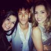 Neymar sorri entre Caroline Siqueira e Bruna Rosetti