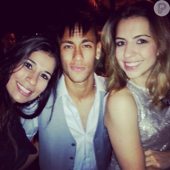 Neymar sorri entre Caroline Siqueira e Bruna Rosetti