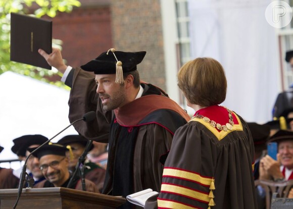 Ben Affleck é condecorado com o título de Doutor Honoris Causa em Belas Artes nos Estados Unidos, em 26 de maio de 2013
