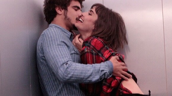 'Amor à Vida': Michel (Caio Castro) e Patrícia se beijam no elevador do hospital