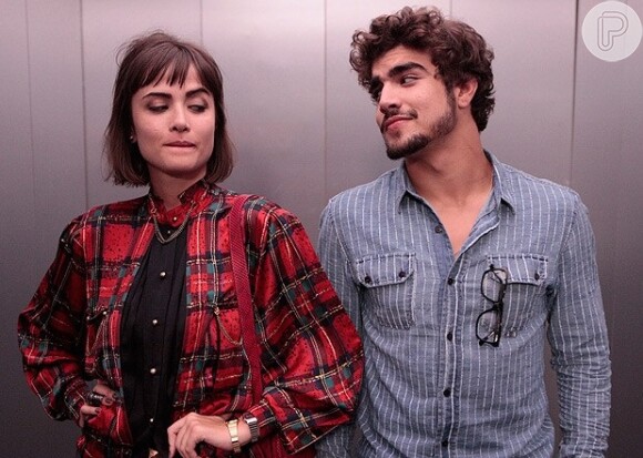 Depois de passarem uma noite juntos, Michel (Caio Castro) e Patrícia (Maria Casadevall) se hostilizam ao se encontrarem no elevador, em 'Amor à Vida'