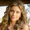 Na novela 'Flor do Caribe', Ester (Grazi Massafera) se emociona com decisão de Veridiana (Laura Cardoso) abrigar as crianças da ONG em seu sítio