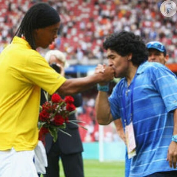 Ronaldinho Gaúcho recebe elogio de Diego Maradona