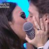 Tatá Werncek e Fábio Porchat dão um beijaço na despedida da segunda temporada do programa 'Tudo pela Audiência'