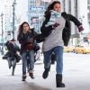 Perseguidas por bandidos, Danda (Tatá Werneck) e Mari (Bruna Marquezine) correm pelas ruas de Nova York, na novela 'I Love Paraisópolis'
