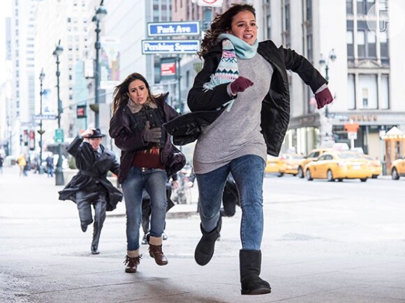 Perseguidas por bandidos, Danda (Tatá Werneck) e Mari (Bruna Marquezine) correm pelas ruas de Nova York, na novela 'I Love Paraisópolis'
