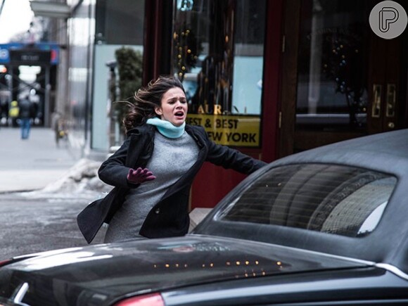 Mari (Bruna Marquezine) corre atrás do carro para onde levam Danda (Tatá Werneck), na novela 'I Love Paraisópolis'
