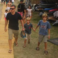 Luciano Huck leva os filhos Joaquim e Benício para campeonato de surfe no Rio