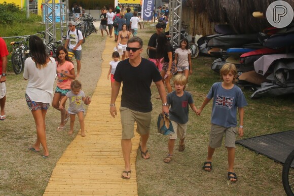 Luciano Huck levou os filhos Joaquim e Benício neste sábado, 16 de maio de 2015, ao campeonato mundial de surfe, que está acontecendo na praia da Barra da Tijuca, Zona Oeste do Rio