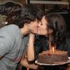 Juliana Knust ganha beijo do marido, Gustavo Machado 