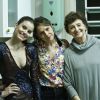 Drica Moraes posa ao lado de Camila Queiroz e Ana Lúcia Torre em intervalo das gravações da novela 'Verdades Secretas'
