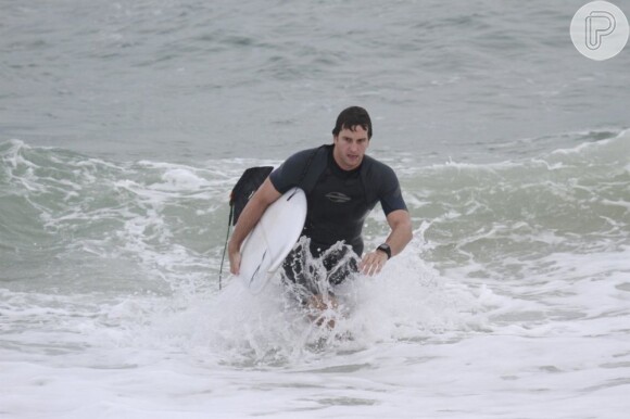 Vladimir Brichta deixa o mar depois de surfar