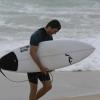 Vladimir Brichta sai do mar depois de surfar com Felipe, filho de Adriana Esteves