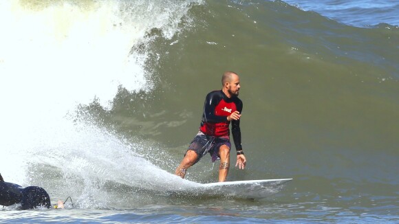De cabeça raspada, Paulo Vilhena tem tarde de surfe com o campeão Filipe Toledo