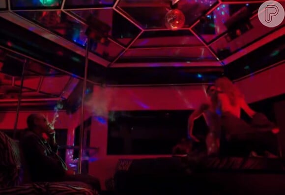 Grazi Massafera aparece se despindo num motel em cena da novela 'Verdades Secretas'