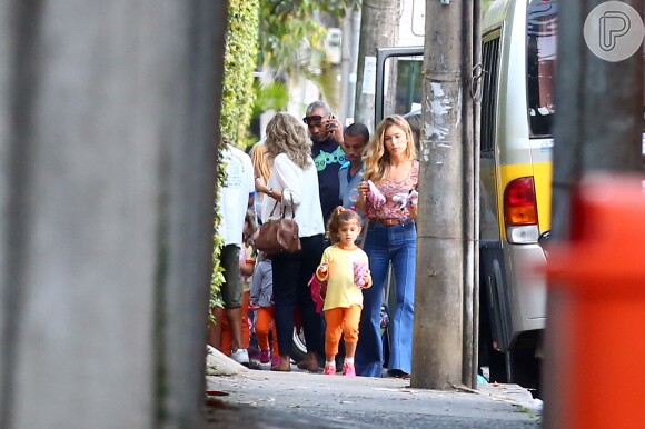 Grazi Massafera come pipoca com a filha, Sofia, ao buscá-la na escola, no Rio, nesta quarta-feira, 20 de maio de 2015