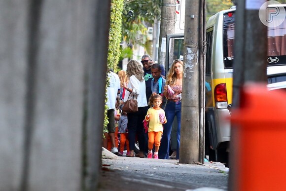 Grazi Massafera usou calça cintura alta para buscar a filha, Sofia, na escola no Rio