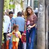 Grazi Massafera dá pipoca à filha, Sofia, ao buscá-la na escola, no Rio. Atriz também beliscou o quitute na saída do colégio