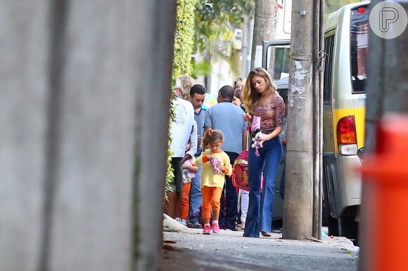 Grazi Massafera dá pipoca à filha, Sofia, ao buscá-la na escola, no Rio. Atriz também beliscou o quitute na saída do colégio