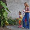 Grazi Massafera come pipoca com a filha, Sofia, ao buscá-la na escola, no Rio