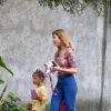 Na saída do colégio, Grazi Massafera e a filha, Sofia, comeram pipoca