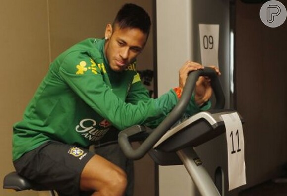 Neymar faz musculação em treino da seleção