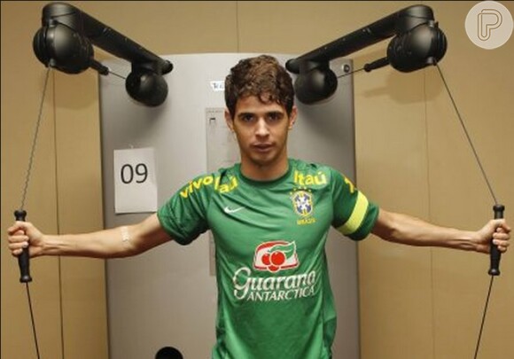 Oscar faz trabalho de musculação durante treino da seleção