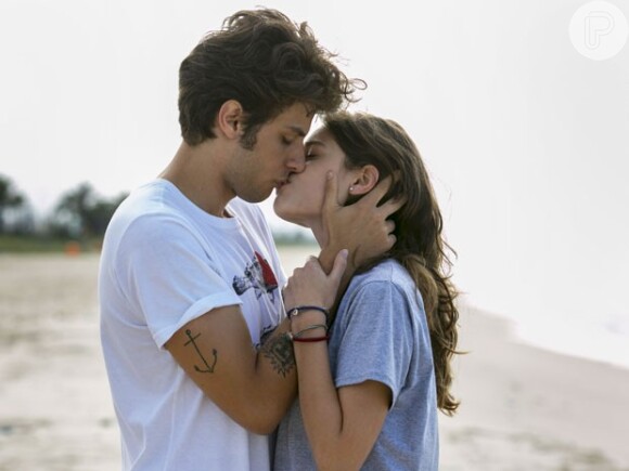 Laís (Luisa Arraes) e Rafael (Chay Suede) voltam a namorar depois que a jovem descobre as verdadeiras intenções de Guto (Bruno Gissoni), na novela 'Babilônia'