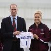 Príncipe William ganha da seleção feminina de futebol um uniforme para a filha recém-nascida, Charlotte