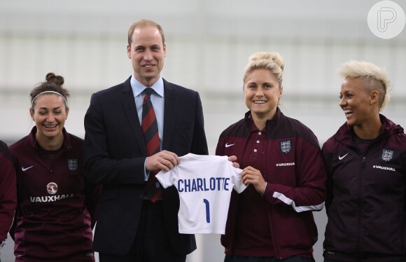 Príncipe William ganha da seleção feminina de futebol um uniforme para a filha recém-nascida, Charlotte