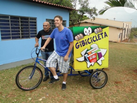 O apresentador e Ronilço posam para foto em frente à 'Gibicicleta', fruto do investimento de Porchat ao projeto