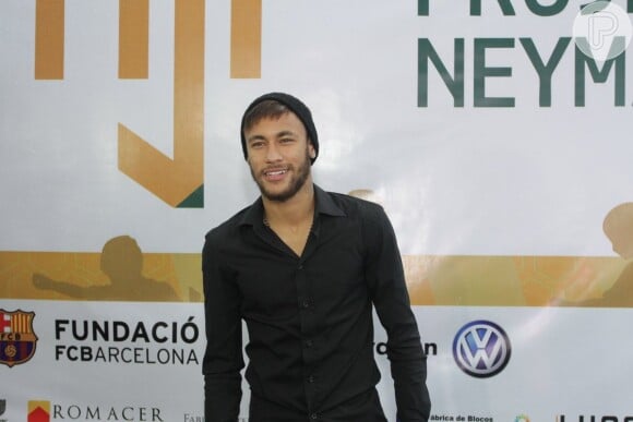Neymar inaugurou o Instituto Neymar em Praia Grande, litoral paulista, em 2014, com o intuito de atender cerca de 10 mil crianças e famílias carentes na região com esporte, educação e assistência médica