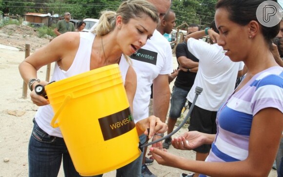 Grazi Massafera esteve em comunidades de Jardim Gramacho e Cidade de Deus, no Rio de Janeiro, ao lado de outras artistas para ensinar as famílias a usarem os filtros para o consumo de água limpa