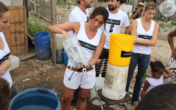 Embaixadora do projeto global Waves for Water no Brasil, Daniele Suzuki levou amigos artistas para distribuir filtros em comunidades carentes