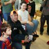 Neymar e Daniel Alves fazem a alegria de crianças e adolescentes em tratamento contra o câncer durante visitas a hospitais de Barcelona, na Espanha