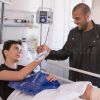 O jogador brasileiro Daniel Alves, lateral do Barcelona, também visita jovens em tratamento contra o câncer em hospitais da Espanha