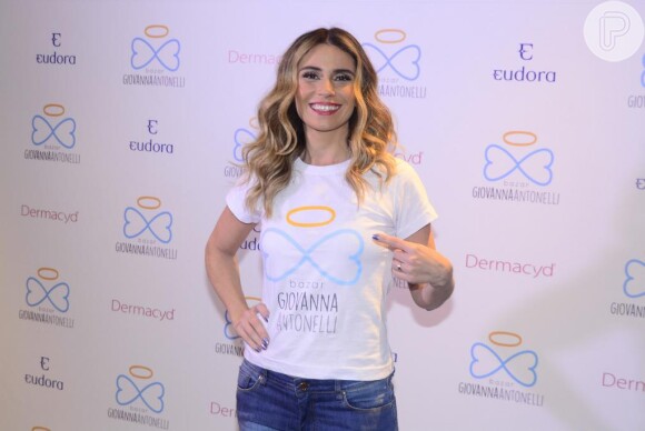 Giovanna Antonelli lidera o bazar beneficente que leva seu nome e segue até este sábado, 8 de agosto de 2015, no Hotel Tivoli, em São Paulo. O valor arrecadado será doado para instituições de caridade