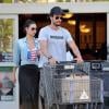 Rodrigo Santoro e Mel Fronckowiak saem juntos de supermercado em Los Angeles, nos Estados Unidos, em 30 de maio de 2013
