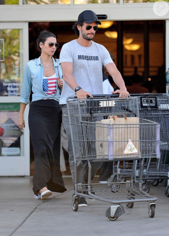 Rodrigo Santoro e Mel Fronckowiak saem juntos de supermercado em Los Angeles, nos Estados Unidos, em 30 de maio de 2013